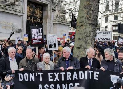 خبرنگاران تظاهرات طرفداران آسانژ در لندن؛ مخالفت با استرداد به آمریکا