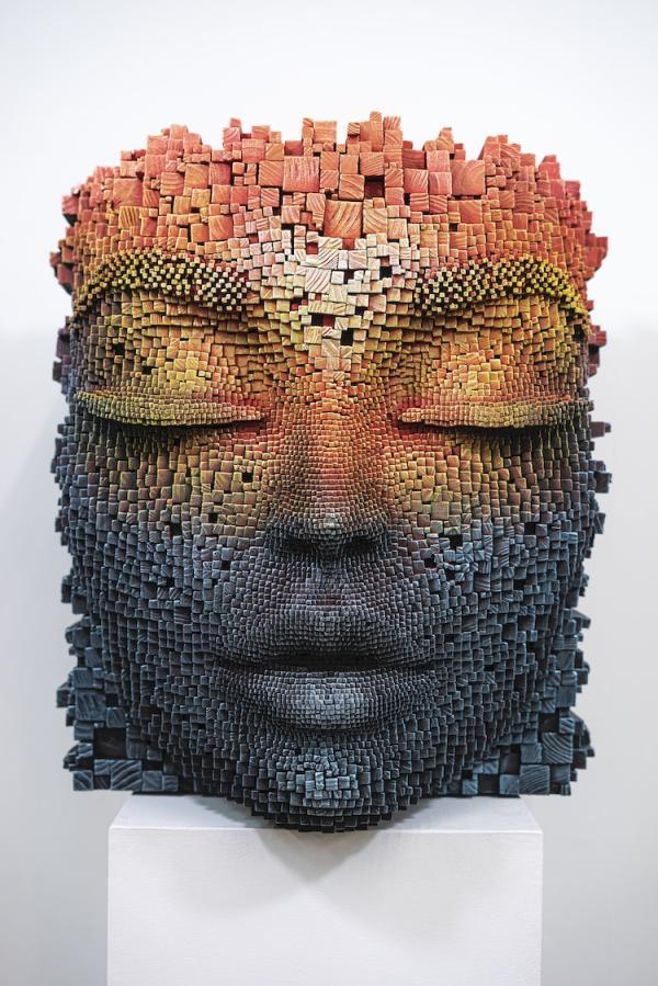 این هنرمند با هزاران تکه چوب سوخته، پرتره های پیکسلی زیبایی ایجاد می کند