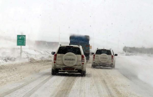 آخرین شرایط ترافیکی راه های کشور ، جاده های 17 استان برفی و بارانی است؛ ترافیک روان در محورهای چالوس، هراز و فیروزکوه